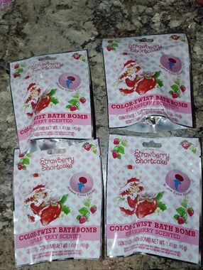 Strawberry Shortcake Color-Twist Bath Bombs - Pink & Red New